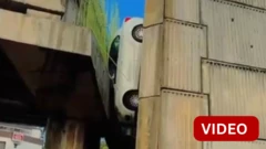 கேரளாவில் பாலத்துக்கு நடுவே சிக்கிய கார்