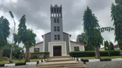 Iwaju ile ijọsin St. Francis Catholic Church, to wa ladugbo Owaluwa, niluu Owo ti wọn kọlu lọdun 2022