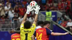 Vozinha salta a por un balón aérero en disputa con los españoles Cubarsí y Laporte.