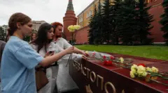 モスクワで追悼の花を手向ける人たち