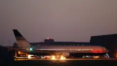 Indege  EC-LZO Boeing 767 itashoboye guhaguruka mw’ikambi y’indege ya Boscombe, ku wa 14 Ruheshi mu 2022 i Boscombe Down. Iyo ndege yari  kujana  mu Rwanda abarondera ubuhungiro mu Bwongereza yagumijwe hasi ku munota wa nyuma bigiwemwo na Sentare ya Buraya yubahiriza Uburenganzira bwa muntu 