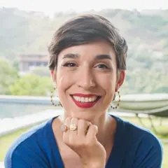 Maya sorrindo para retrato