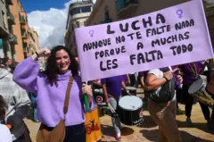 Jóvenes se manifiestan en España.