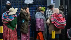 Fila para comprar produtos básicos na Bolívia, em 11 de junho de 2025