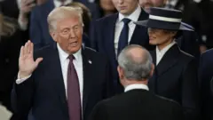 華盛頓美國國會大廈圓形大廳內特朗普（左）在第一夫人陪同下宣誓（20/1/2025）