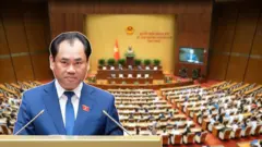Chân dung Bộ trưởng Nông nghiệp và Môi trường Trịnh Việt Hùng, phía sau là nghị trường