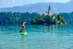 Mulher fazendo stand up paddle no Lago de Bled, na Eslovênia