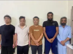 Foto divulgada pela Agência Federal de Investigação (FIA) do Paquistão mostra os cinco suspeitos alinhados diante de uma parede.