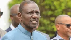 Perezida wa Kenya William Ruto yambaye ikoti rya Kaunda