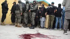 بقعة دماء في موقع انفجار مميت استهدف مسجدًا شيعيًا في إسلام آباد، باكستان، 6 فبراير/شباط 2026. رويترز