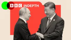 普京和習近平握手的資料照片,背景為紅色,兩位領導人的形象為黑白影像。