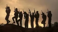 Picture show shadow of men wey carry gun