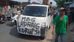 gelombang-demo-mbg-di-berbagai-daerah-dari-kasus-kasus-keracunan-hingga-protes-menu-tak-sesuai
