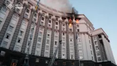 Las llamas en los últimos pisos del edificio gubernamental ucraniano.