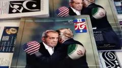 تصویرسازی روی جلد هفته‌نامه تجارت فردا که پزشکیان و ترامپ را در آغوش هم نشان می‌دهد و هر کدام یک دستکش بوکس با پرچم کشورشان به دست دارند