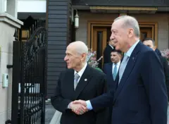 Cumhurbaşkanı Erdoğan 6 Mayıs'taki ziyaretinde Devlet Bahçeli ile tokalaşıyor