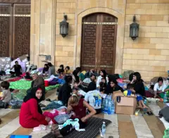 سوريون يفترشون الطريق بعد خروجهم من منازلهم إثر القصف الإسرائيلي على جنوب لبنان