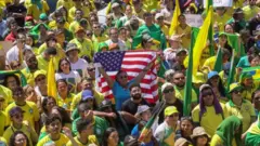 Manifestantes com bandeiras do Brasil e EUA