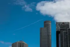 Rastro de foguete do sistema de defesa antimíssil Domo de Ferro de Israel é visto sobre Tel Aviv