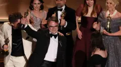 Pavel Talankin segura estatueta no palco do Oscar