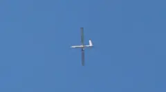 Um drone israelense sobrevoando os subúrbios do sul de Beirute na manhã desta segunda-feira (2/3)