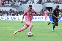 Lionel Messi conduce el balón con el Inter de Miami