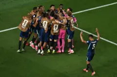 Jogadores do Brasil comemorando vitória no campo
