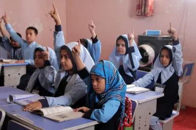 دختران دانش‌آموز افغان در مکتبی در قندهار