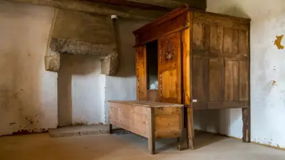 Una antigua cama de armario