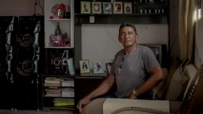 Haroldo dos Santos Alves na sala de sua casa