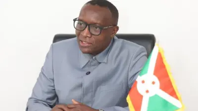 Edouard Bizimana ariko avugana n&#x27;abanyamakuru, yambaye amarori, n&#x27;ishati ya abacos, imbere y&#x27;iwe hari akadarapo k&#x27;Uburundi. 