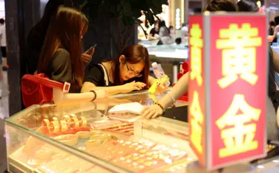 चीन में सोना ख़रीदती महिलाएं 