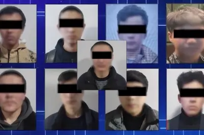 Расмда қўлга олинганларнинг кўзлари яширилган ҳолда кўрсатилган. Юзлари ҳам хиралаштирилган