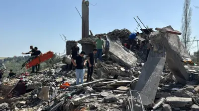 امدادگران در حال بررسی محل حمله هوایی اسرائیل در سکسکیه، لبنان، در ۹ می ۲۰۲۶.