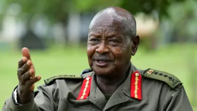Perezida Museveni mu mwambaro wa gisirikare yicaye arimo kuvuga