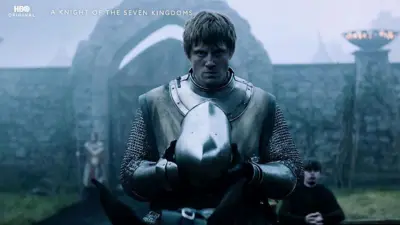 Bir diziden posterde, bir orta çağ şövalyesi elinde miğfer tutuyor ve sert şekilde kameraya bakıyor. Arkada bir kale var.