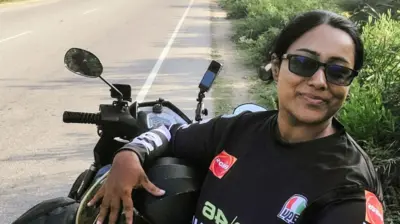 මෝටර් බයිසිකලය සමග සිටින සමන්මලී