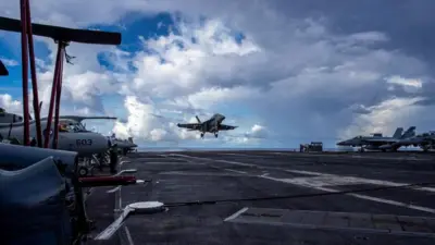 F/A-18F Super Hornet, do Esquadrão Strike Fighter (VFA) 41, se prepara para aterrissar no convés do porta-aviões classe Nimitz da Marinha americana USS Abraham Lincoln no Oceano Pacífico, 10 de agosto de 2024