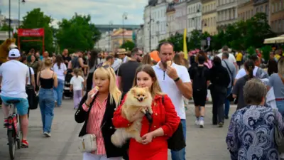 Mieszkańcy i turyści na Starym Mieście w Warszawie