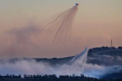 16 Ekim'de Darya'da yapılan saldırı, ahtapor kolu gibi yayılan tipik fosfor bombası patlamasını gösteriyor.