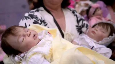 Bonecas reborn em uma feira em Belo Horizonte, Minas Gerais, em 2022