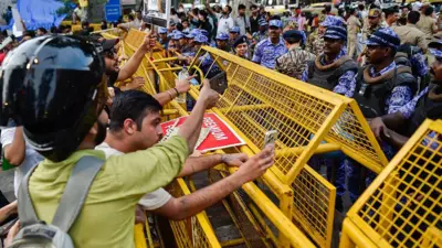 कॉकरोच जनता पार्टी ने दावा किया था कि मोदी सरकार ने उनसे बातचीत में आश्वासन दिया था कि प्रदर्शन में शामिल किसी भी विद्यार्थी के ख़िलाफ़ कोई कार्रवाई नहीं की जाएगी और सभी एफ़आईआर वापस ली जाएंगी.