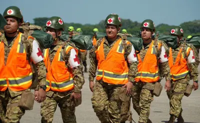 Equipos de rescate de El Salvador antes de volar a Venezuela este jueves.