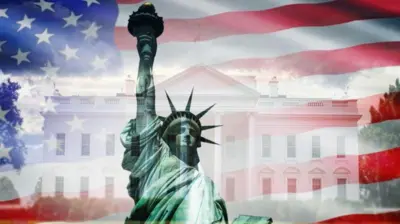 न्यूयोर्कस्थित स्ट्याचू अफ लिबर्टी, पृष्ठभूमिमा ह्वाइट हाउस र अमेरिकाको झण्डा