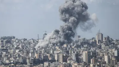 نمایی از شهر بیروت و دود عظیمی که از بخشی از شهر برخاسته، ۸ آوریل ۲۰۲۶