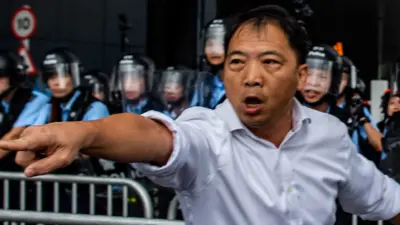 香港反修例示威期間胡志偉在立法會大樓前警察防線外與防暴警察和示威者交涉(12/6/2019)