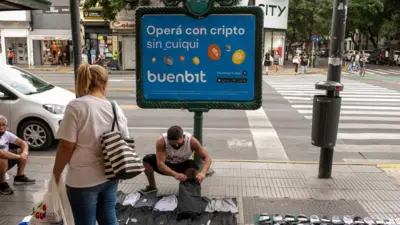 Um anúncio para uma plataforma de criptomoedas em uma rua de Buenos Aires
