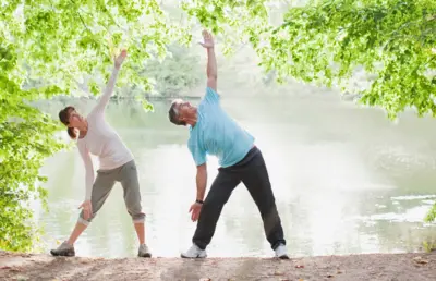dışarıda egzersiz yapan bir çift