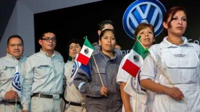 Trabajadores en una planta de Volkswagen en México.