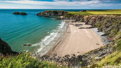 Traeth yn sir benfro
